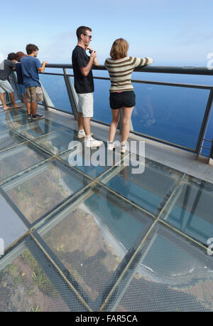 Madeira - Cabo Girao, Klippe Aussichtspunkt mit Glas Platt Plattform. Touristen auf dem Glas. Stockfoto