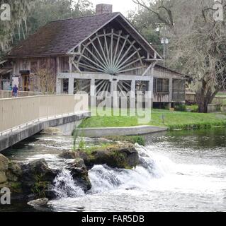 DeLeon Springs State Park. Wasser sprudelt aus der Quelle vorbei an der alten Mühle, jetzt ein restaurant Stockfoto