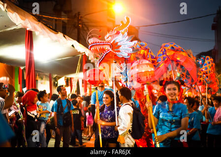 Ein Drachenlaternen-Team pariert während der 'Kirab Budaya Cap Go Meh Bandung 2015' (Bandung Laternenfestival Kulturparade 2015) in Bandung, Indonesien. Stockfoto