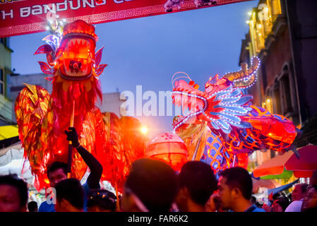 Drachenlaterne Parade während der Bandung Laterne Festival Kulturparade 2015 (Kirab Budaya Cap Go Meh Bandung 2015) in Bandung City, Indonesien. Stockfoto