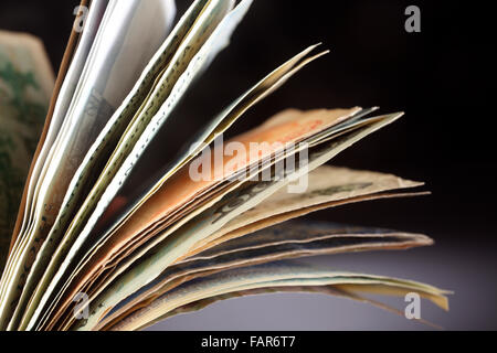 Stapel von Banknoten, die auf dem schwarzen Hintergrund isoliert. Stockfoto