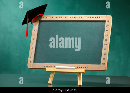 Graduation Hut an die Tafel. Stockfoto