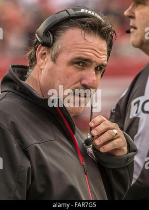 San Francisco, USA. 3. Januar 2016. San Francisco 49ers head Coach Jim Tomsula auf Sonntag, 3. Januar 2016, bei Levis Stadion in Santa Clara, Kalifornien. Die 49ers besiegte die Rams 19-16 in eine Überstunden-Spiel. Al-Golub/CSM/Alamy Live-Nachrichten Stockfoto