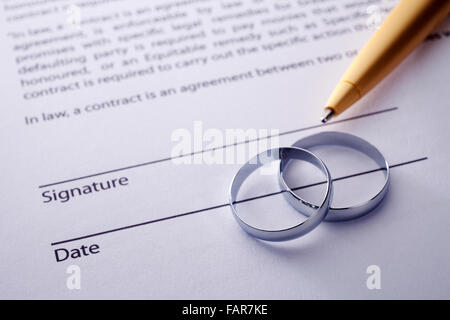 Heiratsurkunde mit zwei Ringen und einem Stift. Stockfoto