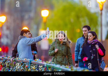 Menschen auf Pont des Arts (Liebe Schleusenbrücke) in der Abenddämmerung, Paris Stockfoto