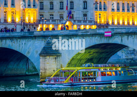 Flusskreuzfahrt auf der Seine in der Abenddämmerung, Paris Stockfoto