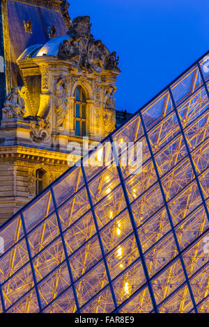 Louvre Museum-Haupteingang in der Abenddämmerung, Paris Stockfoto