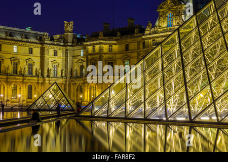 Louvre Museum-Haupteingang und Brunnen in der Abenddämmerung, Paris Stockfoto