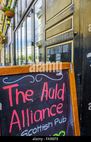 Versoffen Pub auf Rue François Miron, Paris Stockfoto