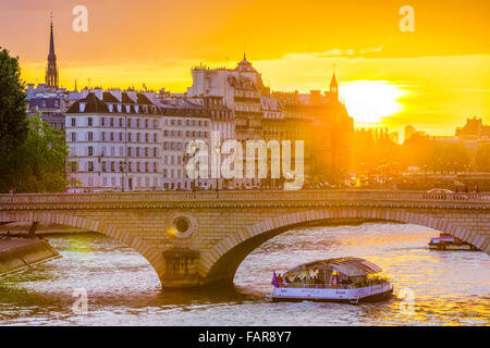 Sonnenuntergang über dem Fluss Seine und Pont Louis-Philippe Brücke mit Flusskreuzfahrt, Paris Stockfoto