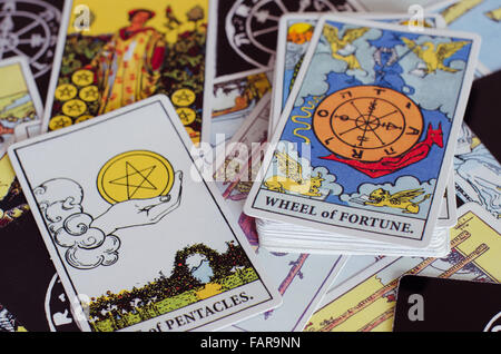 Tarot-Karten - Ass Pentakel und Wheel of Fortune-Karte. Stockfoto