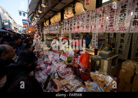 3. Januar 2016 - verkaufen Anbieter Neujahrs Leckereien Nakamise-Dori Straße außerhalb Kawasaki Daishi Tempel in Kawasaki, Japan. Der buddhistische Tempel ist ein beliebter Ort für Praxis Hatsumōde, der erste Besuch in einem Ort der Anbetung im neuen Jahr. Knapp 3 Millionen Besuchern an Kawasaki Daishi in den ersten drei Tagen eines jeden neuen Jahres, und anderen großen Tempel und Schreine in Japan sehen ähnliche Zahlen der Besucher. © Ben Weller/AFLO/Alamy Live-Nachrichten Stockfoto