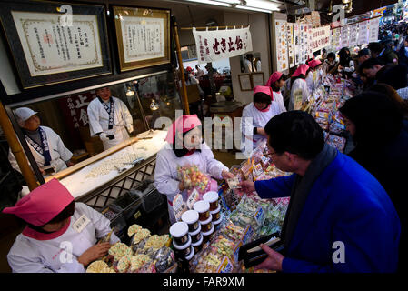 3. Januar 2016 - verkaufen Anbieter Neujahrs Leckereien Nakamise-Dori Straße außerhalb Kawasaki Daishi Tempel in Kawasaki, Japan. Der buddhistische Tempel ist ein beliebter Ort für Praxis Hatsumōde, der erste Besuch in einem Ort der Anbetung im neuen Jahr. Knapp 3 Millionen Besuchern an Kawasaki Daishi in den ersten drei Tagen eines jeden neuen Jahres, und anderen großen Tempel und Schreine in Japan sehen ähnliche Zahlen der Besucher. © Ben Weller/AFLO/Alamy Live-Nachrichten Stockfoto