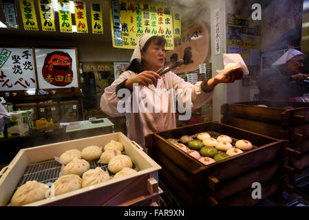 3. Januar 2016 - verkauft ein Verkäufer Knödel Nakamise-Dori Straße außerhalb Kawasaki Daishi Tempel in Kawasaki, Japan. Der buddhistische Tempel ist ein beliebter Ort für Praxis Hatsumōde, der erste Besuch in einem Ort der Anbetung im neuen Jahr. Knapp 3 Millionen Besuchern an Kawasaki Daishi in den ersten drei Tagen eines jeden neuen Jahres, und anderen großen Tempel und Schreine in Japan sehen ähnliche Zahlen der Besucher. © Ben Weller/AFLO/Alamy Live-Nachrichten Stockfoto