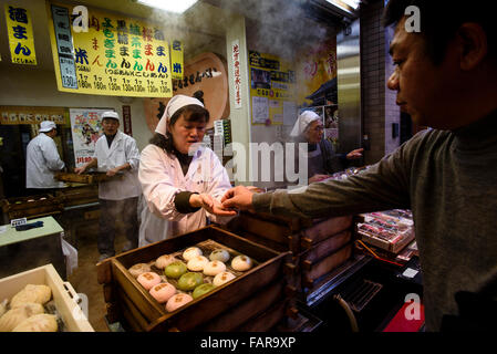 3. Januar 2016 - verkauft ein Verkäufer Knödel Nakamise-Dori Straße außerhalb Kawasaki Daishi Tempel in Kawasaki, Japan. Der buddhistische Tempel ist ein beliebter Ort für Praxis Hatsumōde, der erste Besuch in einem Ort der Anbetung im neuen Jahr. Knapp 3 Millionen Besuchern an Kawasaki Daishi in den ersten drei Tagen eines jeden neuen Jahres, und anderen großen Tempel und Schreine in Japan sehen ähnliche Zahlen der Besucher. © Ben Weller/AFLO/Alamy Live-Nachrichten Stockfoto