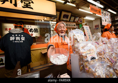 3. Januar 2016 - bietet ein Kreditor Proben von Candy Nakamise-Dori Straße außerhalb Kawasaki Daishi Tempel in Kawasaki, Japan. Der buddhistische Tempel ist ein beliebter Ort für Praxis Hatsumōde, der erste Besuch in einem Ort der Anbetung im neuen Jahr. Knapp 3 Millionen Besuchern an Kawasaki Daishi in den ersten drei Tagen eines jeden neuen Jahres, und anderen großen Tempel und Schreine in Japan sehen ähnliche Zahlen der Besucher. © Ben Weller/AFLO/Alamy Live-Nachrichten Stockfoto