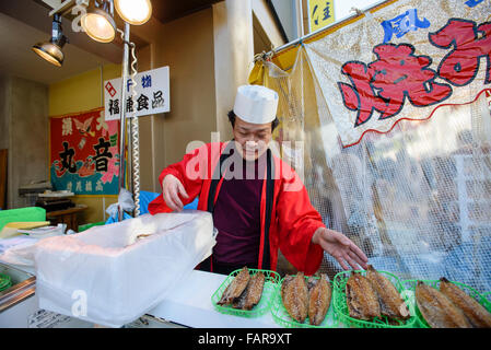 3. Januar 2016 - ein Anbieter verkauft, gegrillt und gesalzener Fisch Nakamise-Dori Straße außerhalb Kawasaki Daishi Tempel in Kawasaki, Japan. Der buddhistische Tempel ist ein beliebter Ort für Praxis Hatsumōde, der erste Besuch in einem Ort der Anbetung im neuen Jahr. Knapp 3 Millionen Besuchern an Kawasaki Daishi in den ersten drei Tagen eines jeden neuen Jahres, und anderen großen Tempel und Schreine in Japan sehen ähnliche Zahlen der Besucher. © Ben Weller/AFLO/Alamy Live-Nachrichten Stockfoto