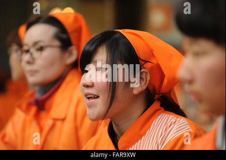 3. Januar 2016 - verkaufen Anbieter Neujahrs Leckereien Nakamise-Dori Straße außerhalb Kawasaki Daishi Tempel in Kawasaki, Japan. Der buddhistische Tempel ist ein beliebter Ort für Praxis Hatsumōde, der erste Besuch in einem Ort der Anbetung im neuen Jahr. Knapp 3 Millionen Besuchern an Kawasaki Daishi in den ersten drei Tagen eines jeden neuen Jahres, und anderen großen Tempel und Schreine in Japan sehen ähnliche Zahlen der Besucher. © Ben Weller/AFLO/Alamy Live-Nachrichten Stockfoto
