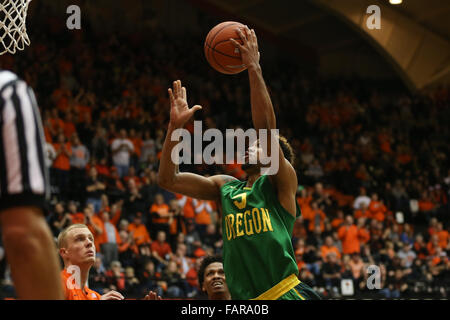 Corvallis, Oregon, USA. 3. Januar 2015. TYLER DORSEY (5) Laufwerke in den Warenkorb legen. Die Oregon State Beavers Hosten der University of Oregon Ducks Gill Coliseum in Corvallis, OR, am 3. Januar, 2016. Foto von David Blair Credit: David Blair/ZUMA Draht/Alamy Live-Nachrichten Stockfoto