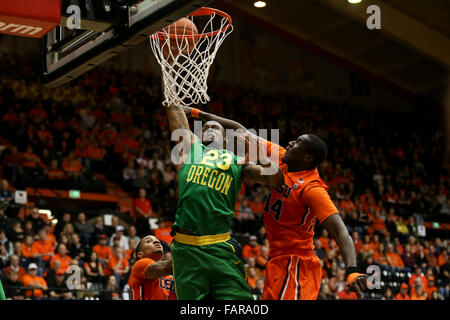 Corvallis, Oregon, USA. 3. Januar 2015. ELGIN Kochen (23), tunkt den Ball. Die Oregon State Beavers Hosten der University of Oregon Ducks Gill Coliseum in Corvallis, OR, am 3. Januar, 2016. Foto von David Blair Credit: David Blair/ZUMA Draht/Alamy Live-Nachrichten Stockfoto