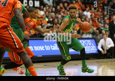 Corvallis, Oregon, USA. 3. Januar 2015. TYLER DORSEY (5) sieht zu fahren. Die Oregon State Beavers Hosten der University of Oregon Ducks Gill Coliseum in Corvallis, OR, am 3. Januar, 2016. Foto von David Blair Credit: David Blair/ZUMA Draht/Alamy Live-Nachrichten Stockfoto