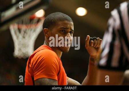 Corvallis, Oregon, USA. 3. Januar 2015. GARY PAYTON II (1) Chats an die Ref. Die Oregon State Beavers Hosten der University of Oregon Ducks Gill Coliseum in Corvallis, OR, am 3. Januar, 2016. Foto von David Blair Credit: David Blair/ZUMA Draht/Alamy Live-Nachrichten Stockfoto