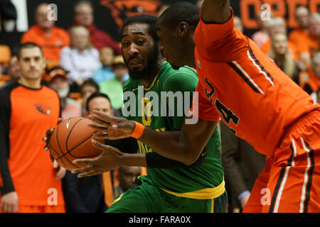 Corvallis, Oregon, USA. 3. Januar 2015. DWAYNE BENJAMIN (0) Laufwerke auf den Reifen. Die Oregon State Beavers Hosten der University of Oregon Ducks Gill Coliseum in Corvallis, OR, am 3. Januar, 2016. Foto von David Blair Credit: David Blair/ZUMA Draht/Alamy Live-Nachrichten Stockfoto