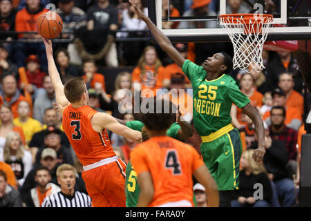 Corvallis, Oregon, USA. 3. Januar 2015. TRES KLIRREN (3) Laufwerke auf den Reifen. Die Oregon State Beavers Hosten der University of Oregon Ducks Gill Coliseum in Corvallis, OR, am 3. Januar, 2016. Foto von David Blair Credit: David Blair/ZUMA Draht/Alamy Live-Nachrichten Stockfoto