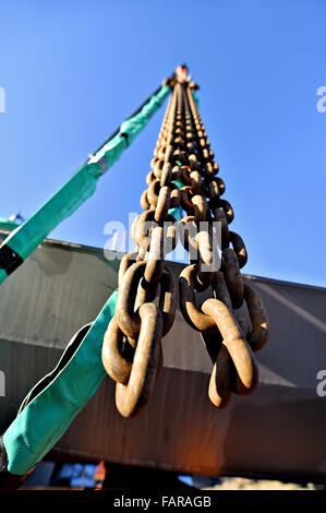 Schwere Industrie-Kette eingehakt auf einen Baukran Stockfoto