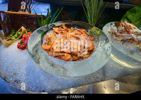 Garnelen auf Eis in einem Buffet in Bangkok, Thailand Stockfoto