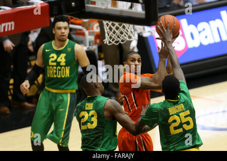 Corvallis, Oregon, USA. 3. Januar 2015. GARY PAYTON II (1) Laufwerke auf den Reifen. Die Oregon State Beavers Hosten der University of Oregon Ducks Gill Coliseum in Corvallis, OR, am 3. Januar, 2016. Foto von David Blair Credit: David Blair/ZUMA Draht/Alamy Live-Nachrichten Stockfoto