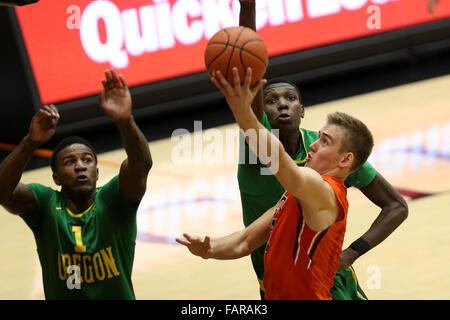 Corvallis, Oregon, USA. 3. Januar 2015. TRES KLIRREN (3) Laufwerke in den Warenkorb legen. Die Oregon State Beavers Hosten der University of Oregon Ducks Gill Coliseum in Corvallis, OR, am 3. Januar, 2016. Foto von David Blair Credit: David Blair/ZUMA Draht/Alamy Live-Nachrichten Stockfoto