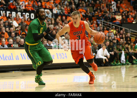 Corvallis, Oregon, USA. 3. Januar 2015. TRES KLIRREN (3) Laufwerke auf den Reifen. Die Oregon State Beavers Hosten der University of Oregon Ducks Gill Coliseum in Corvallis, OR, am 3. Januar, 2016. Foto von David Blair Credit: David Blair/ZUMA Draht/Alamy Live-Nachrichten Stockfoto