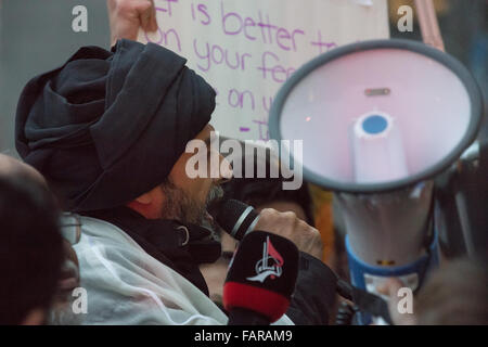 New York, Vereinigte Staaten von Amerika. 3. Januar 2016. Sheikh Syed Abbas Ayleya spricht den Demonstranten. Mehrere hundert Muslim-Amerikaner von der New York City Metrobereich sammelten sich vor der Time Warner Building in Columbus Circle, die Ausführung von schiitischen Kleriker Scheich Nimr Baqr Al-Nimr und 46 andere schiitische Muslime von Saudi Arabien zu verurteilen und verurteilte den saudischen Wahhabiten religiösen Establishment. Bildnachweis: Albin Lohr-Jones/Pacific Press/Alamy Live-Nachrichten Stockfoto