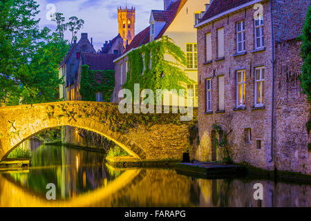 Groenerei Kanal in der Abenddämmerung mit Belfried von Brügge im Hintergrund, Brugge, Belgien Stockfoto