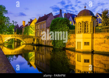Groenerei Kanal in der Abenddämmerung mit Belfried von Brügge im Hintergrund, Brugge, Belgien Stockfoto