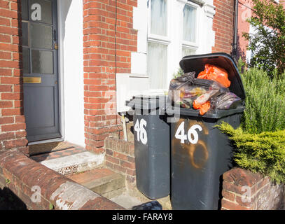 Wheelie-Behälter vor Haus in Hampshire, England, UK Stockfoto