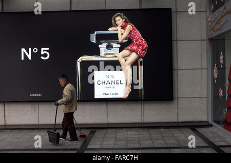 Billboard von CHANEL Nr. 5 Duft in Shanghai, China. Stockfoto