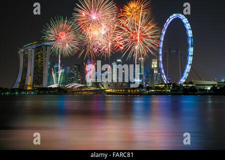 Feuerwerk über Marina Bay in Singapur auf Silvester-Feuerwerk-Feier Stockfoto