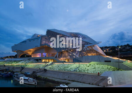 Abenddämmerung Höhe mit Fluss Liegeplatz und beleuchteten Innenraum. Musée des Confluences, Lyon, Frankreich. Architekt: COOP HIMMELB (L) AU, 2014. Stockfoto