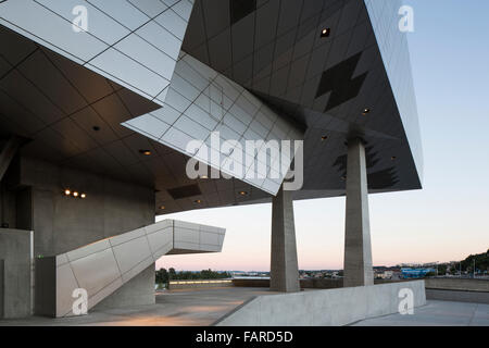 Gebäude-Detail auf Pylon ruht. Musée des Confluences, Lyon, Frankreich. Architekt: COOP HIMMELB (L) AU, 2014. Stockfoto