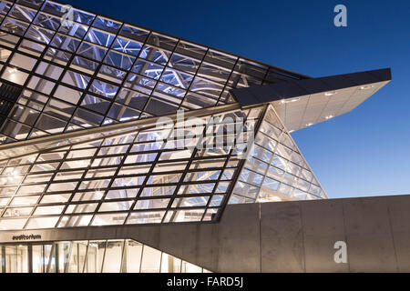 Detail der Stahl-Glas-Rahmen. Musée des Confluences, Lyon, Frankreich. Architekt: COOP HIMMELB (L) AU, 2014. Stockfoto