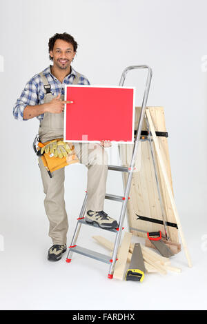 Männliche Builder holding Message-board Stockfoto
