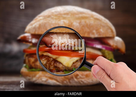 Lupe untersuchen burger Stockfoto