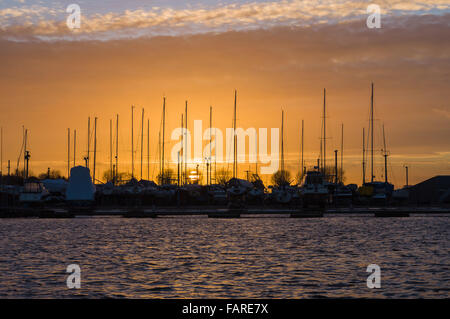 Sonnenuntergang über Yacht-Hafen mit Silhouetten von Masten Stockfoto