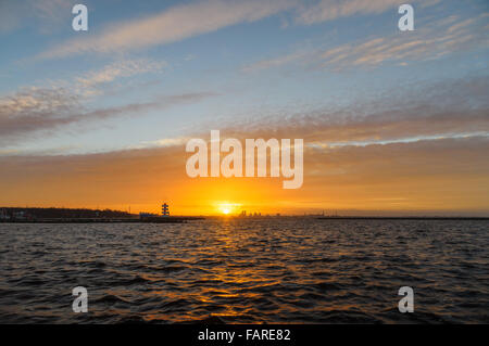 Farbenfrohen Sonnenuntergang Himmel über Tallinn Stadtbild, Weitwinkel Stockfoto