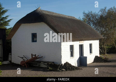 EIRE; CO. KERRY; GLENBEIGH; REKONSTRUIERTES MOOR DORF. STABILE WOHNUNG Stockfoto