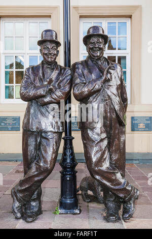 England, Cumbria, Lake District, Ulverston, Statue von Laurel und Hardy vor der Krönung Hall Theater Stockfoto