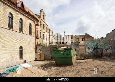 VILNIUS, Litauen - 1. Mai 2015: Sand und Müll in der zerstörten Altstadt. Europa hat kein Geld für die Wiederherstellung der Geschichte. Ich Stockfoto