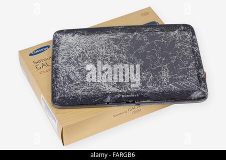 VILNIUS, Litauen - 23. Dezember 2015: Samsung Galaxy Marke Tablet mit zerbrochenen Bildschirm liegen am Tisch im Reparatur-Service-Center. Ich Stockfoto